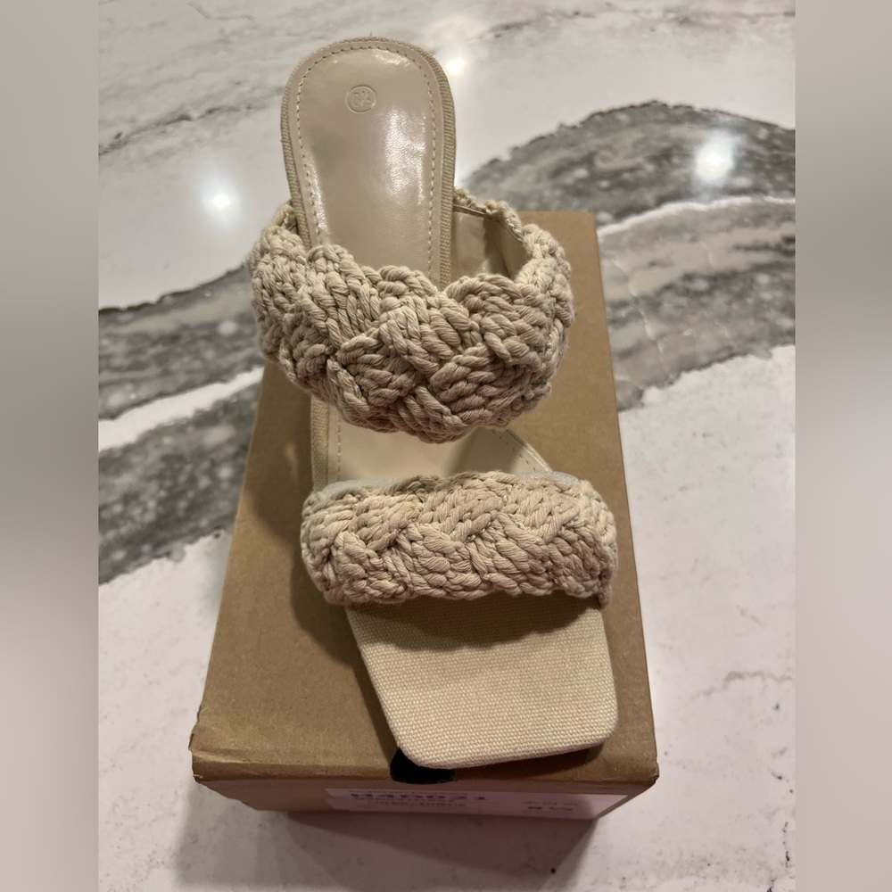 New 81/2 block beige 31/2 inch heels
